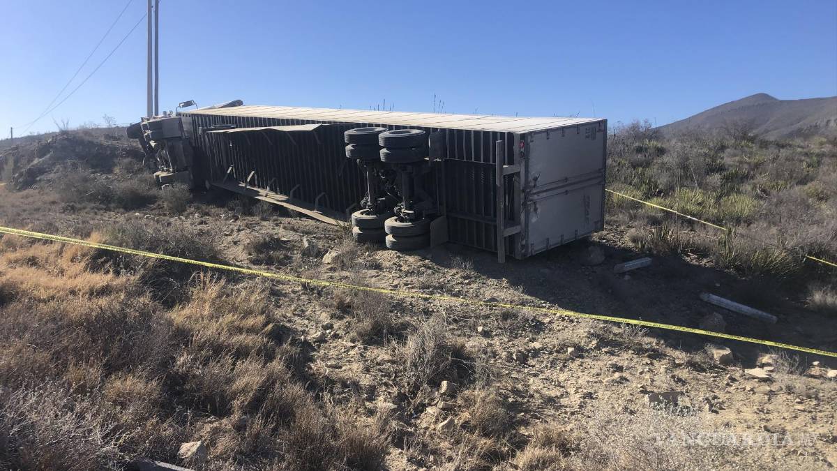 Trailero dormita y vuelca en la carretera Saltillo-Monclova