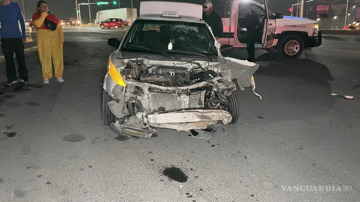 Chocan ‘Guasón’ y ‘Winnie Pooh’ contra taxi en cruce de Saltillo