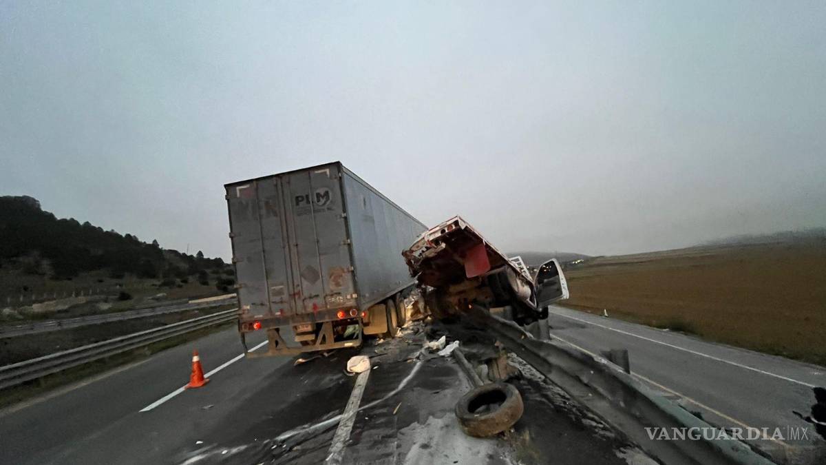Trailero acelerado choca contra barrera en la carretera 57