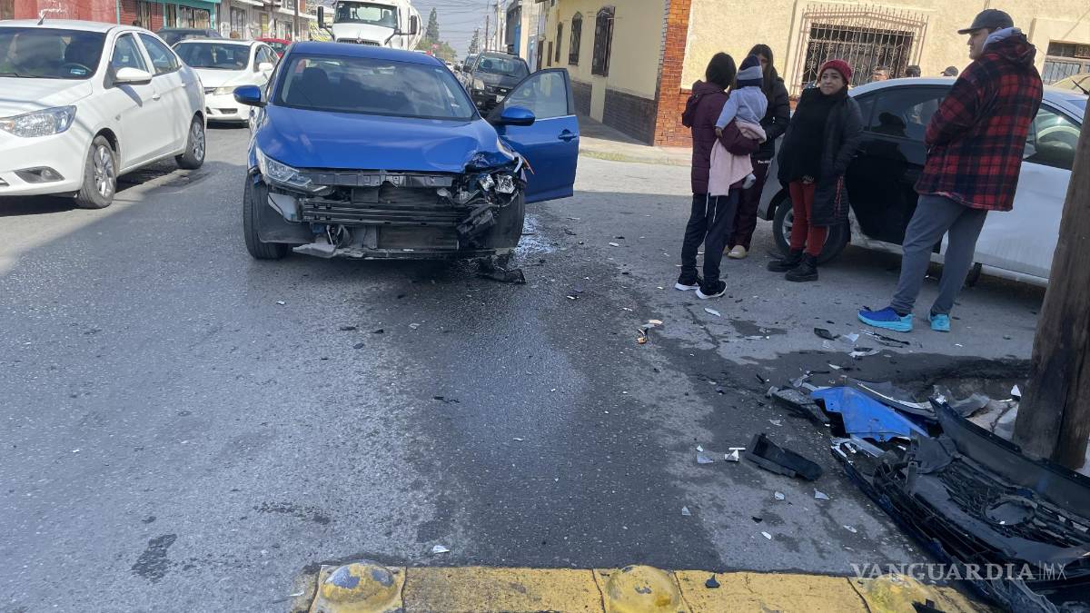 Chocan tres vehículos en céntrica zona de Saltillo; no hubo lesionados