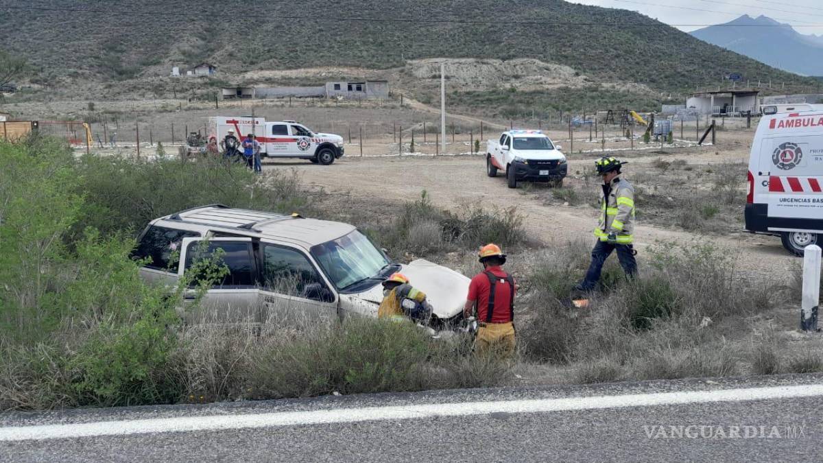 Volcadura deja dos heridos en la antigua carretera a Monclova