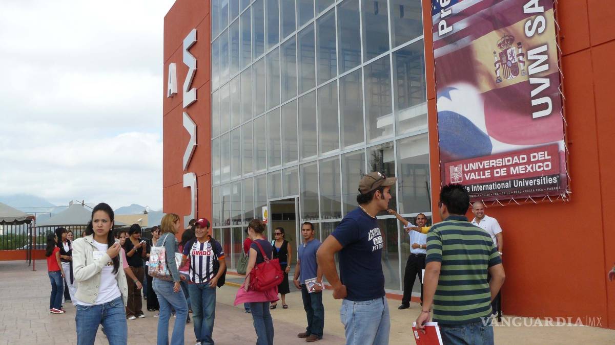 Se tiran al suelo alumnos por disparos; afortunadamente era un simulacro en UVM de Saltillo