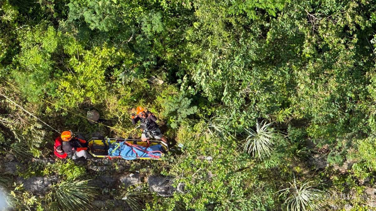 Muere pareja tras caer en cuatrimoto a barranco de 100 metros en Montemorelos (video)