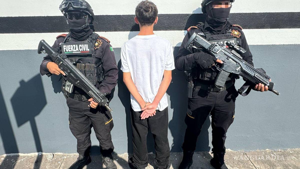 Detienen a cuatro, entre ellos un menor, en posesión de drogas y un arma larga, en Nuevo León