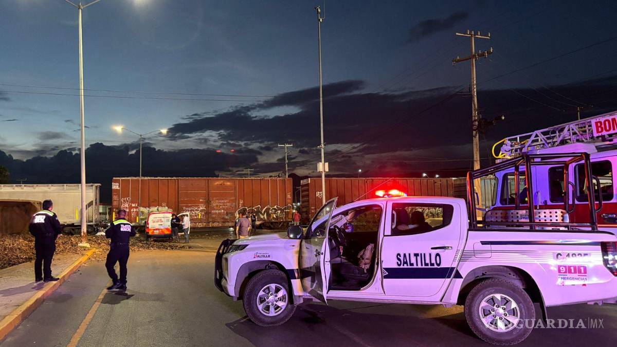 Tractocamión intenta ganarle el paso al tren y provoca aparatoso accidente en Saltillo