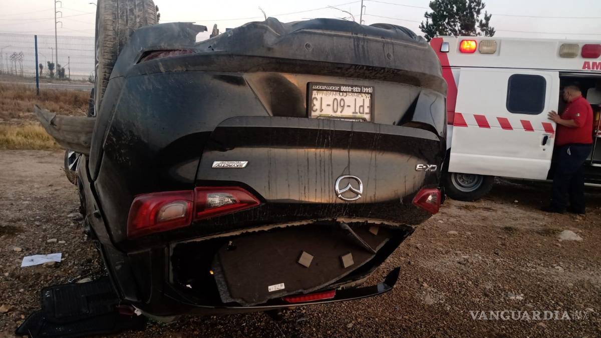 Regio dormita y se vuelca en la Monterrey-Saltillo; no requirió traslado a hospital