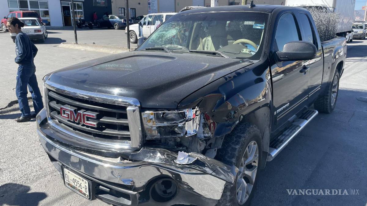 Aparatoso choque en La Herradura, en Saltillo; huyen responsable y afectado