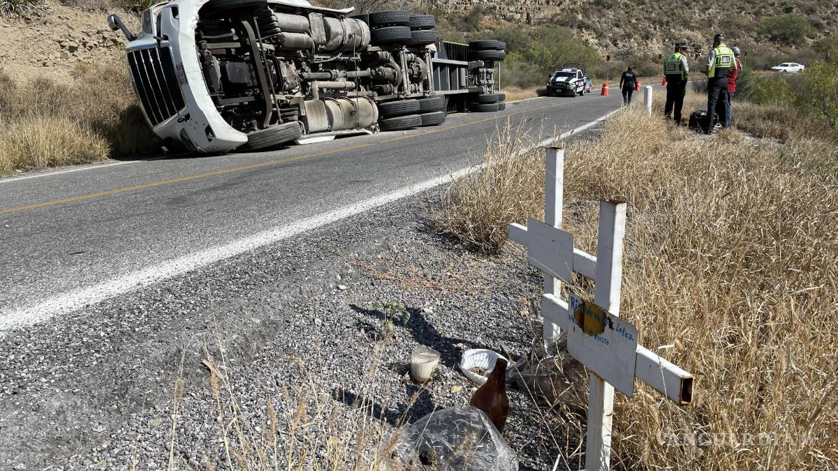 Vuelca tráiler por sobrecarga de material en la carretera Saltillo-Monclova