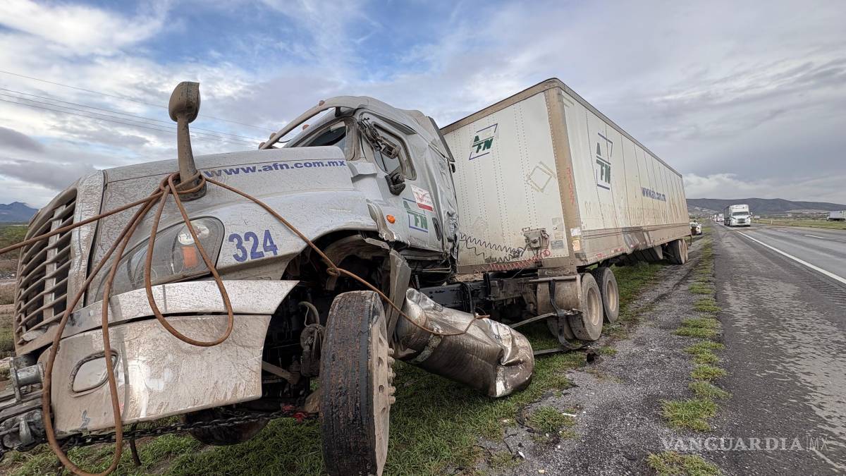 Trailero vuelca por el pavimento mojado, en Arteaga
