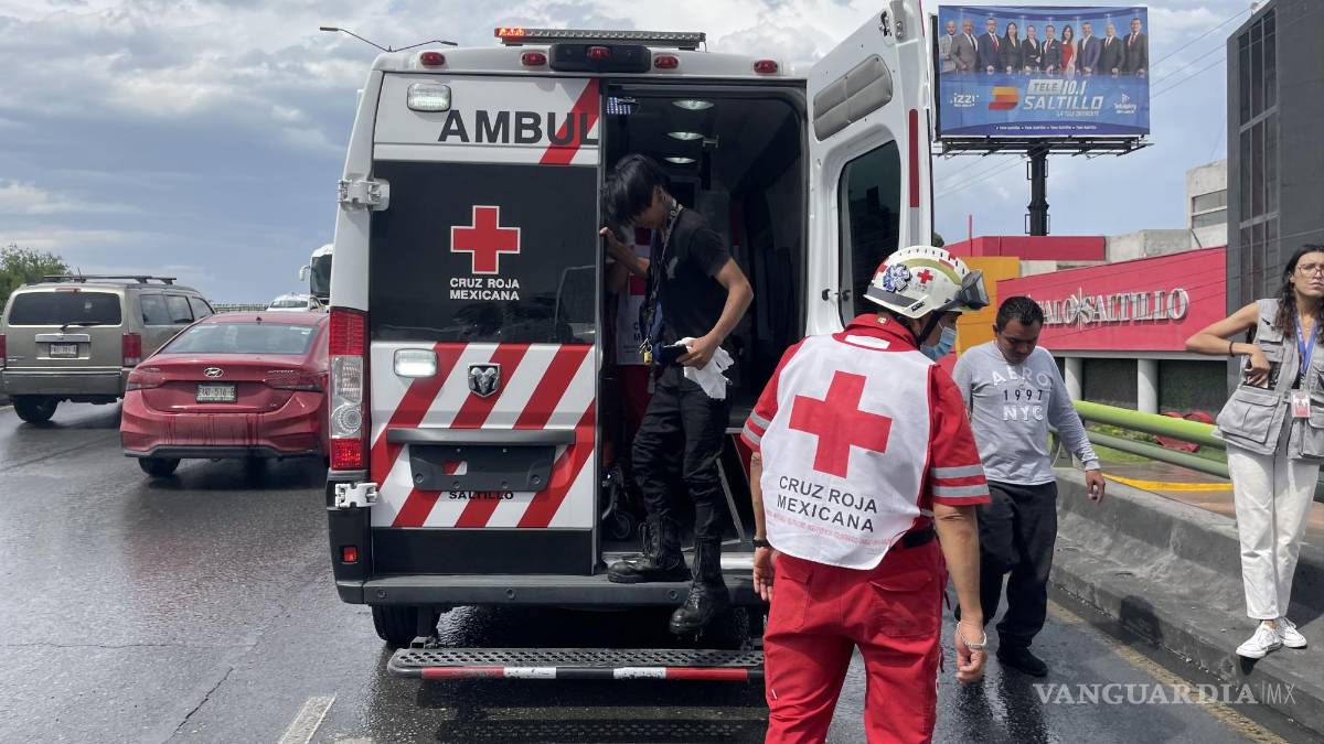 Camión embiste a motociclista, en Saltillo