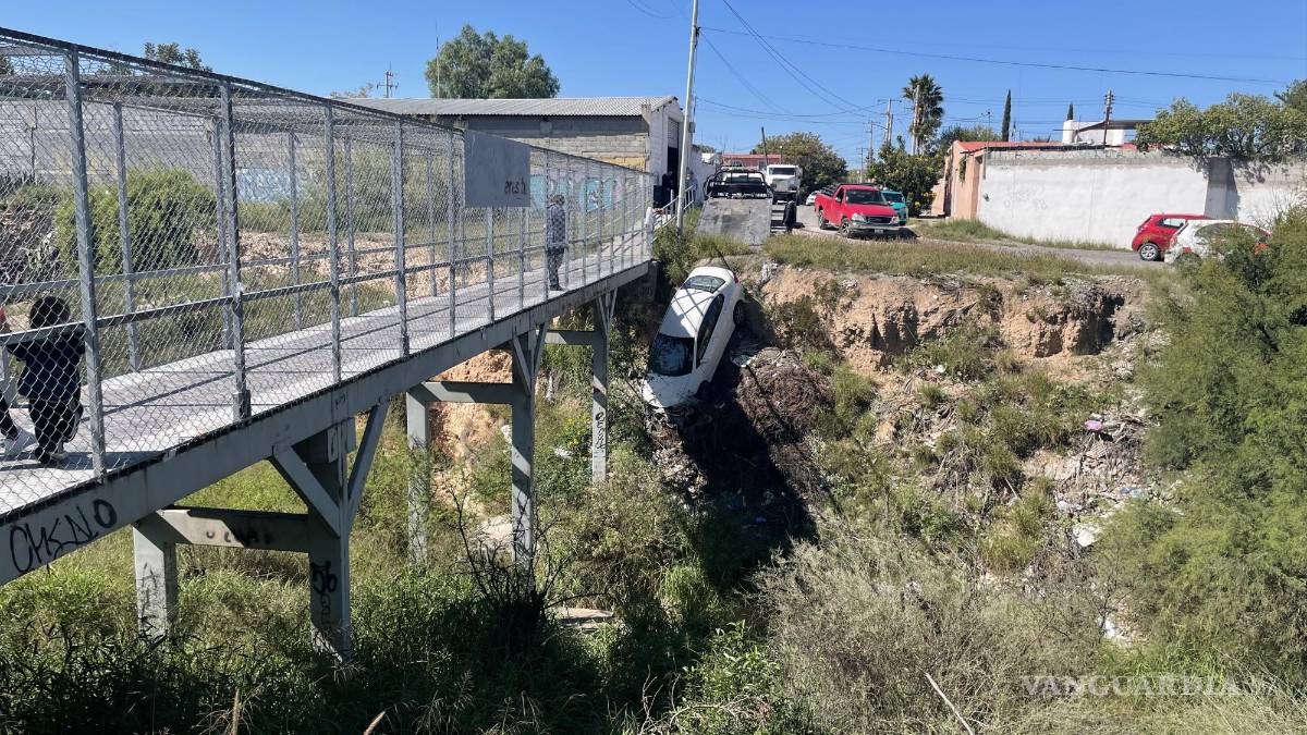 Se le va el carro al arroyo en Saltillo, lo dejó en neutral y sin freno