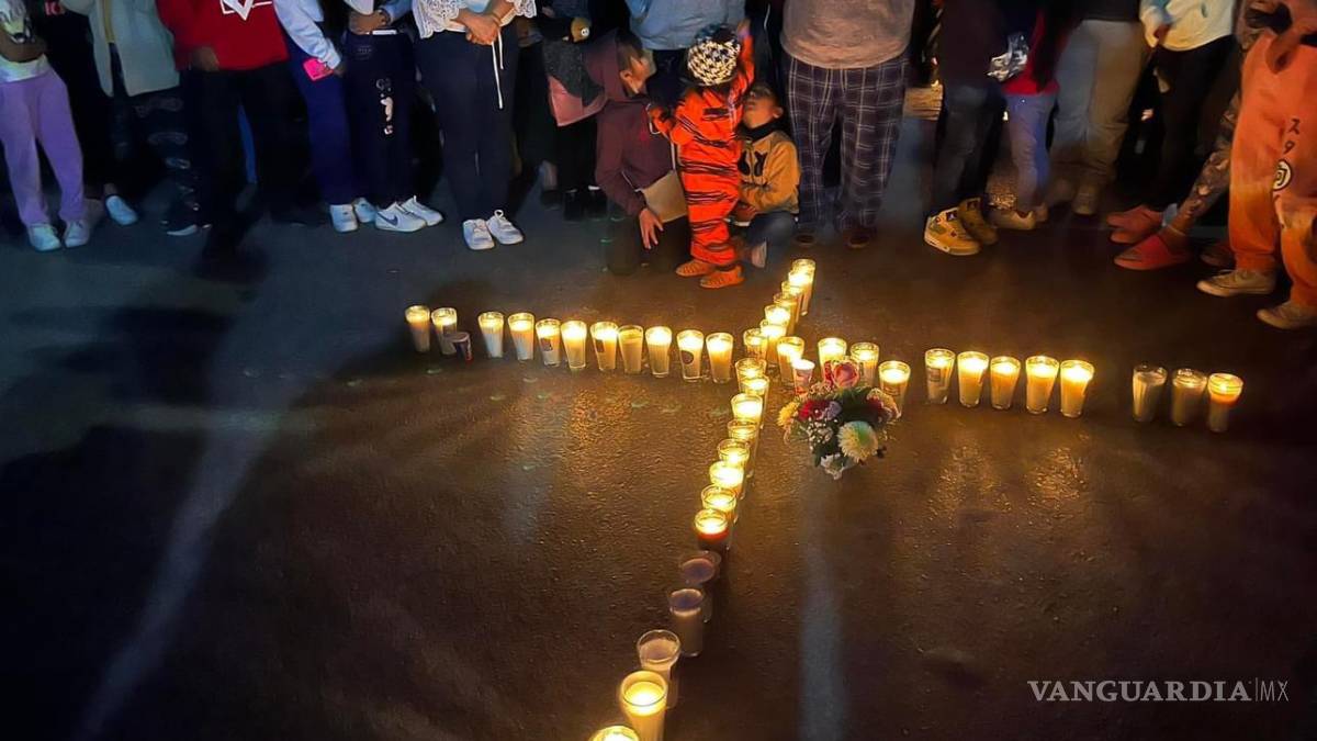Amigos y familiares realizan oración para menor atropellado por un tráiler en Ramos Arizpe