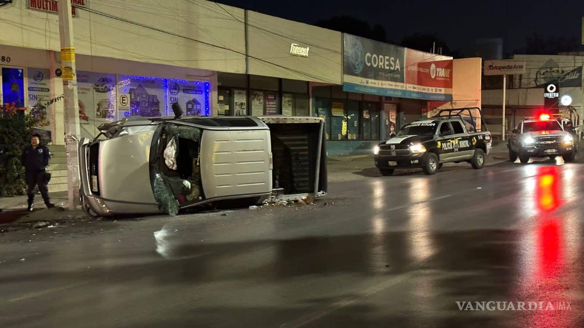 Vuelca en Saltillo al manejar en presunto estado de ebriedad