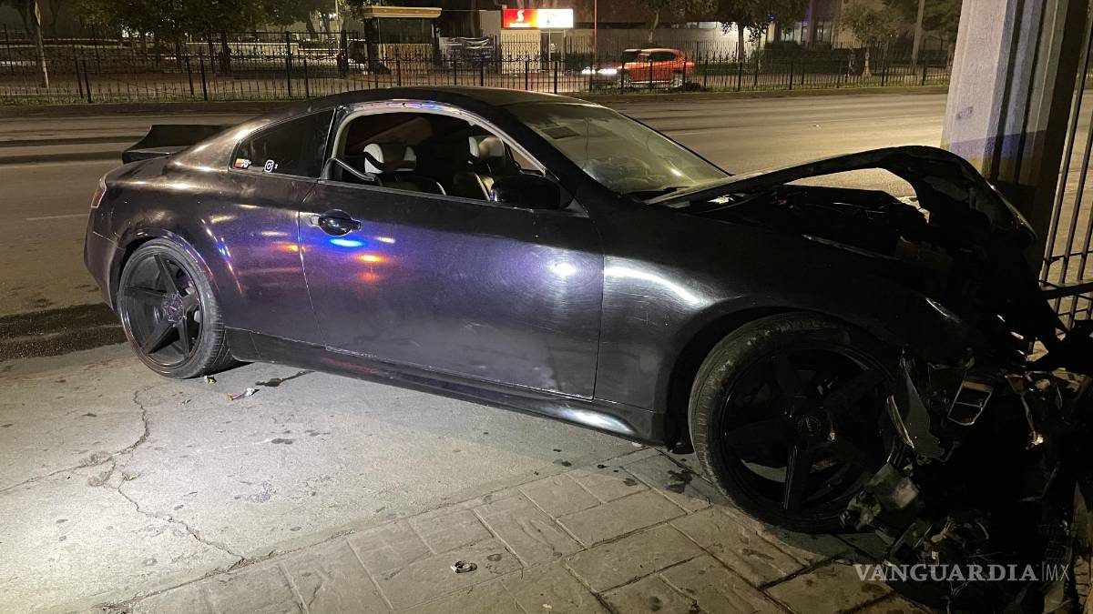 Saltillo: choca contra Químicas de la UAdeC y huye del lugar