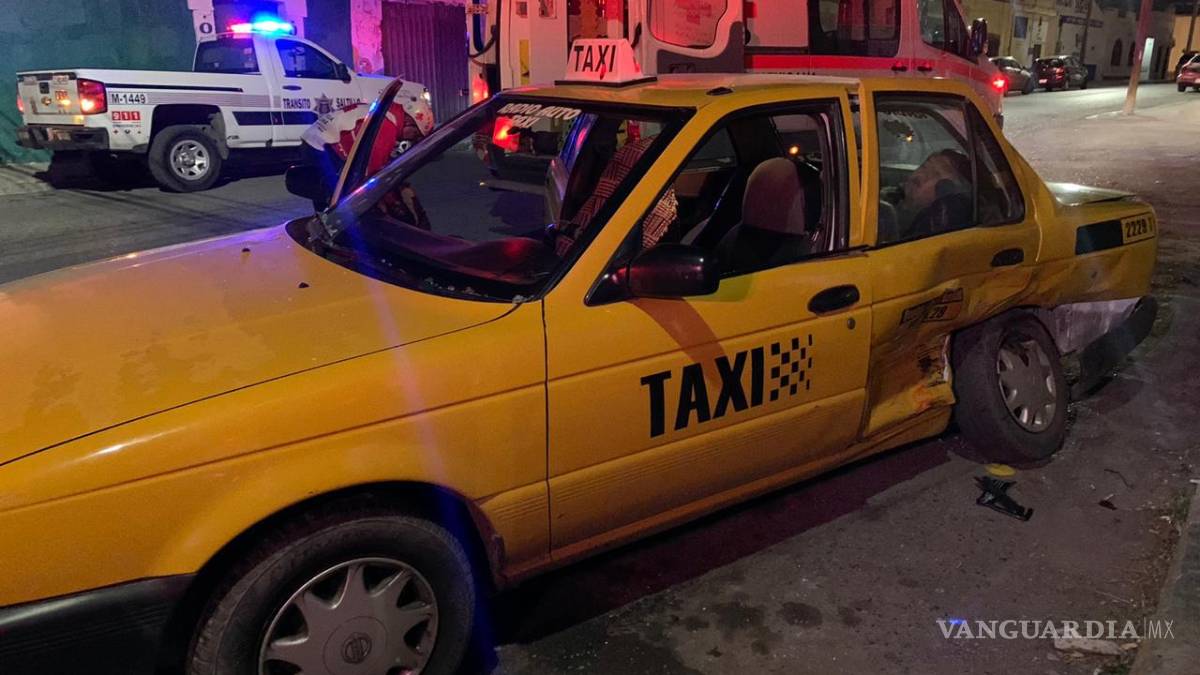 Taxista en Saltillo se pasa alto y deja lesionadas a sus dos pasajeras
