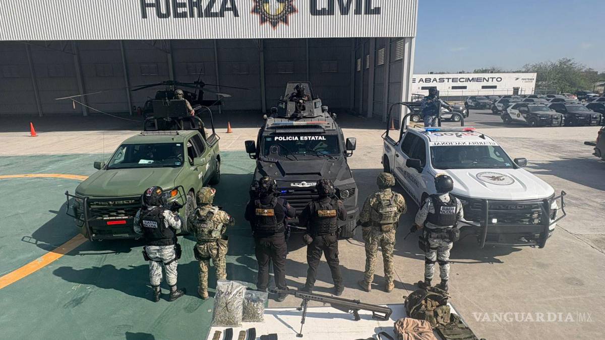 Localizan camioneta abandonada con un arsenal y drogas en su interior, en Nuevo León