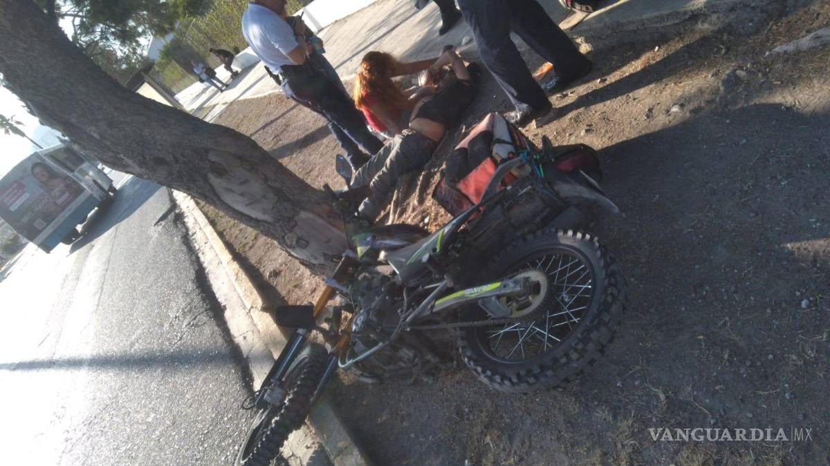 Pareja de motociclistas resulta herida al impactar contra árbol en el Bulevar Francisco Coss de Saltillo
