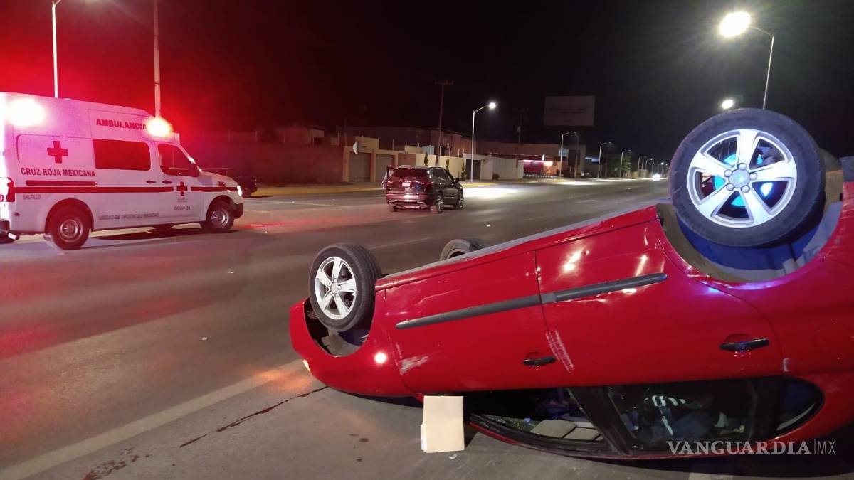 Conductor choca y termina volcado sobre Los Valdez, en Saltillo