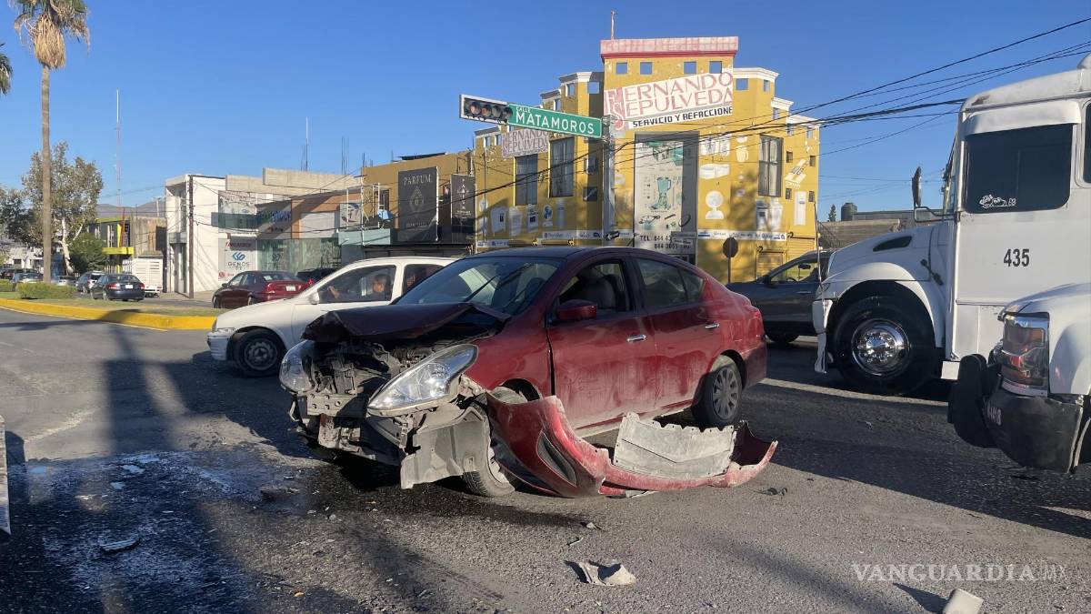 Saltillo: se registra fuerte choque en Bulevar Coss; automóvil queda destrozado