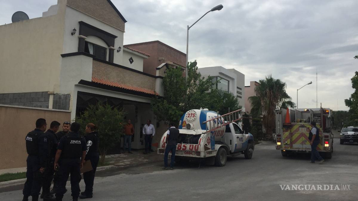 Por flamazo al surtir gas, terminan dos hospitalizados