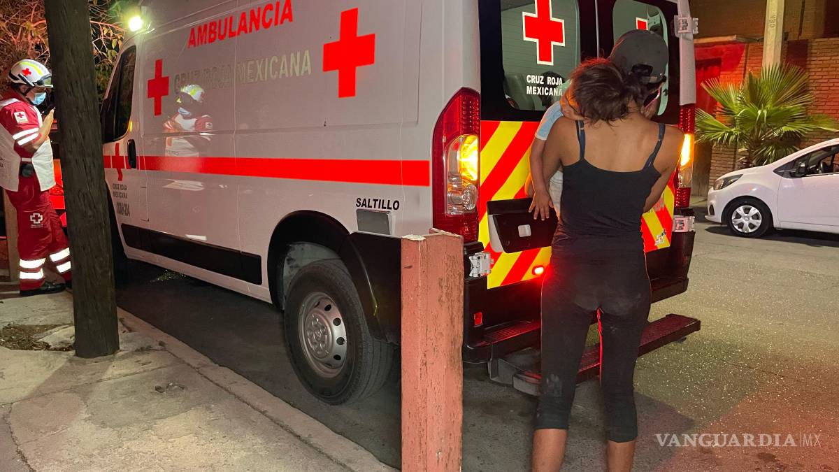 Madre e hijo son embestidos por auto en el centro de Saltillo; responsable huye del lugar