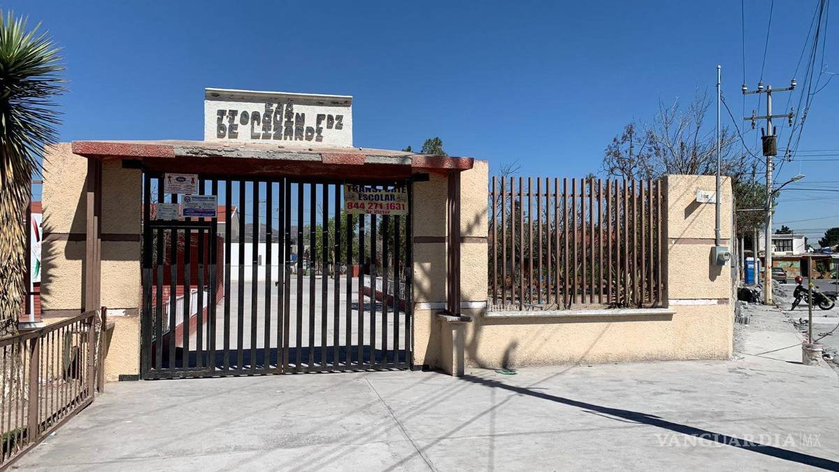 Con amenazas, padres de familia logran que la Sedu contrate intendente en escuela de Saltillo