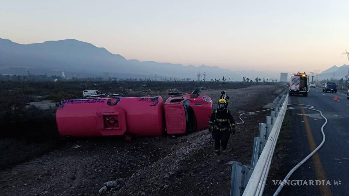 Vuelca pipa con diésel en carretera Monterrey-Saltillo, conductor abandona vehículo siniestrado