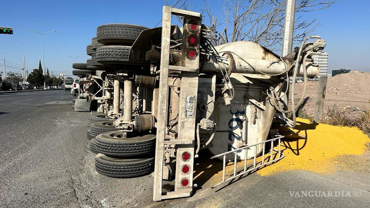 Tráiler vuelca por exceso de carga y derrama 20 toneladas de alimento para gallo en Saltillo