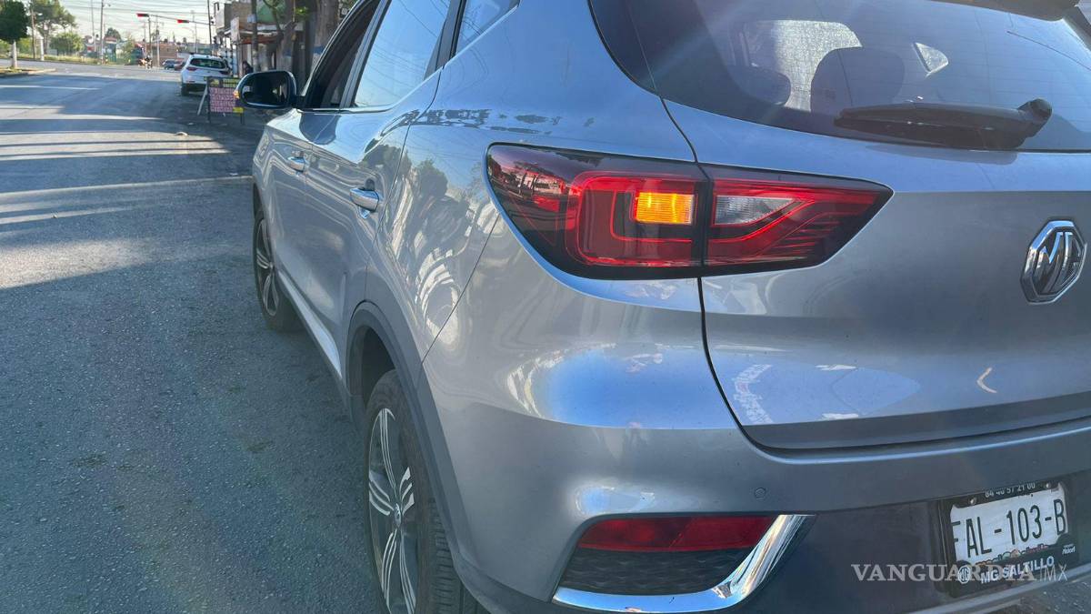 Saltillo: Por no respetar distancia impacta su auto y no acepta responsabilidad