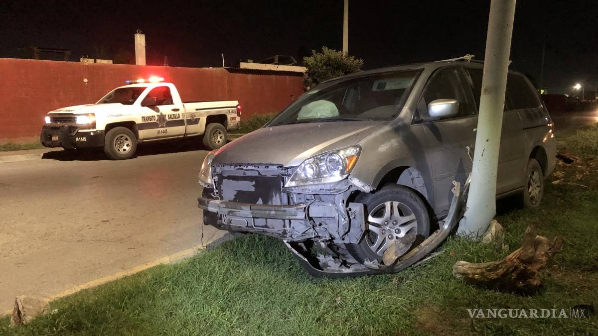 Saltillo: choca, abandona su vehículo y olvida sus documentos; Policía identifica a responsable de accidente