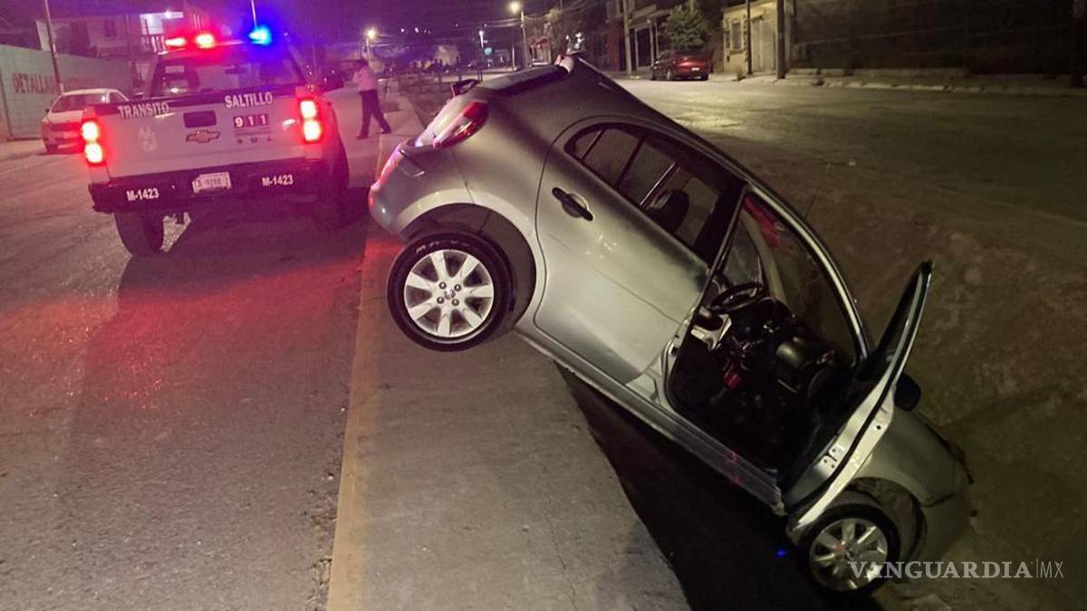 Saltillo: conductor termina en canal pluvial tras noche de fiesta