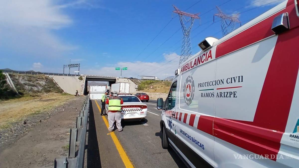 Vuelca trailero en la carretera Saltillo-Monterrey