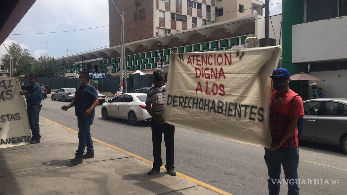 Obreros de AHMSA se manifiestan en la clínica 7 del IMSS por deficiencias en el servicio médico en Monclova