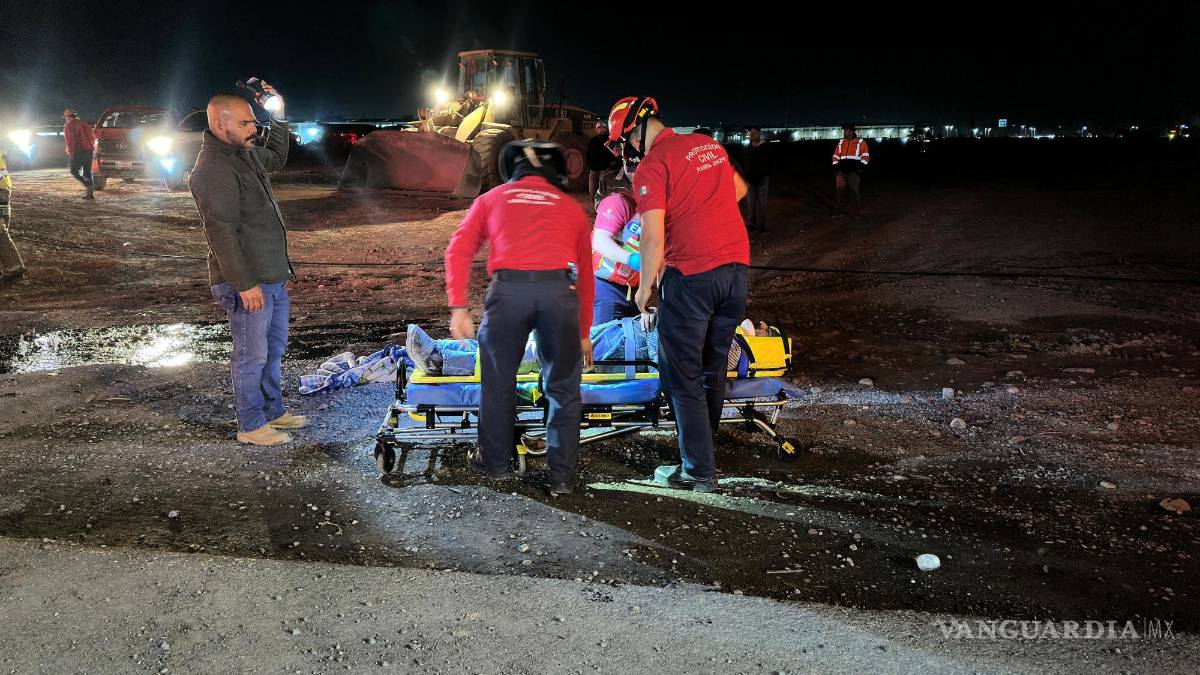 Camión choca con cableado eléctrico y vuelca, en Ramos Arizpe; conductor resulta herido