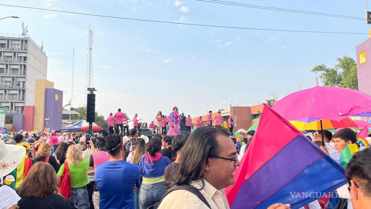 Desafían altas temperaturas en la 23 Marcha del Orgullo Nuevo León