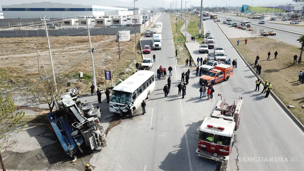 Accidente en Saltillo entre camión de pasajeros y tráiler, deja al menos 30 lesionados (Video)