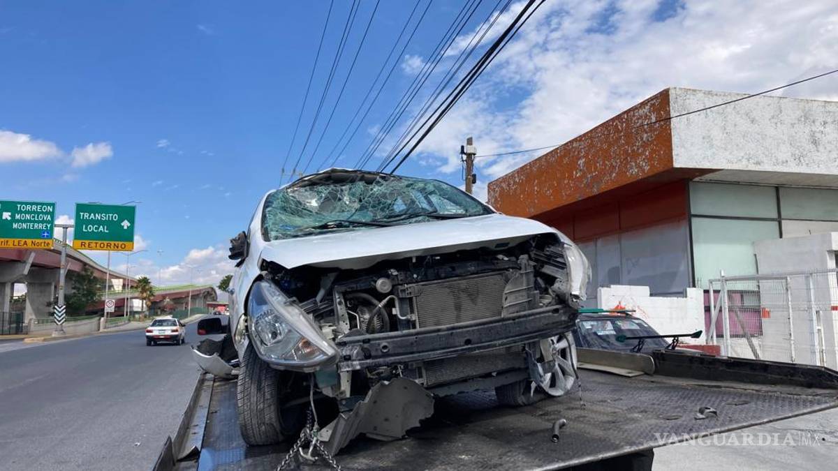 Choca y vuelca en puente del bulevar Fundadores, en Saltillo