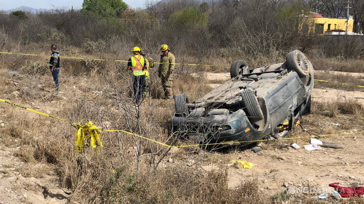 Estudiantes de UANE vuelcan al norte de Saltillo, una joven de 17 años muere en el lugar