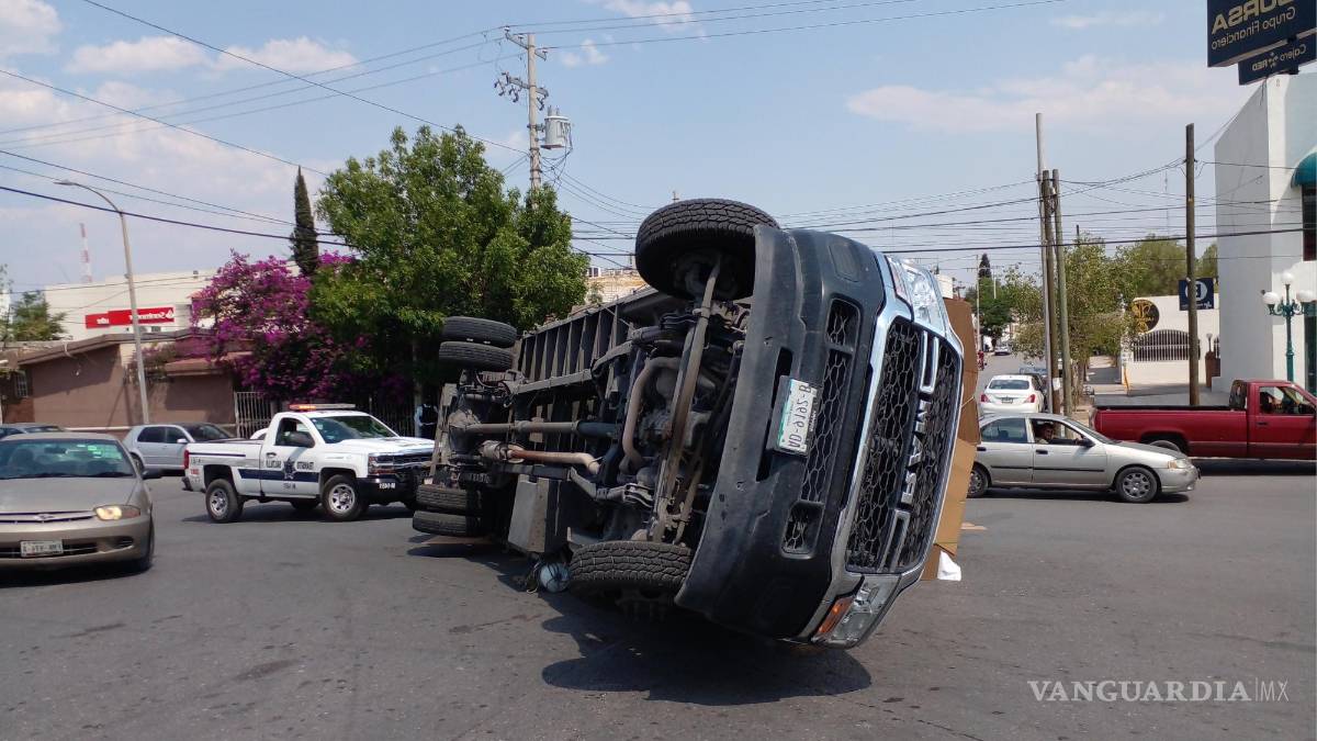 Volcadura en la colonia República de Saltillo obstaculiza la vialidad