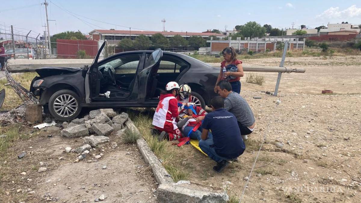 Mujer derriba poste de la CFE y termina dentro del Cobac-Saltillo