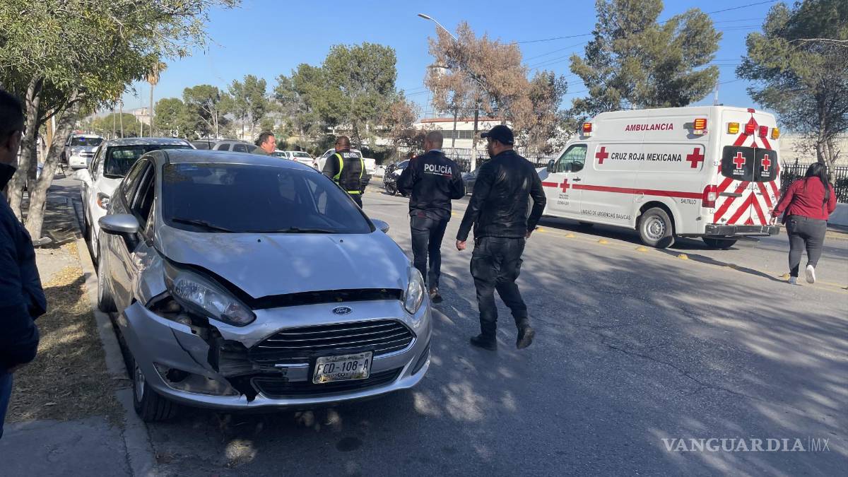 Auto no respeta alto y embiste a motociclista, en el centro de Saltillo