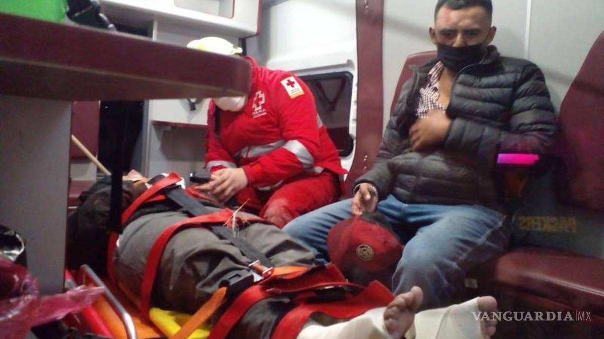 Prensados tres jóvenes en volcadura en la calzada Antonio Narro; 2 graves