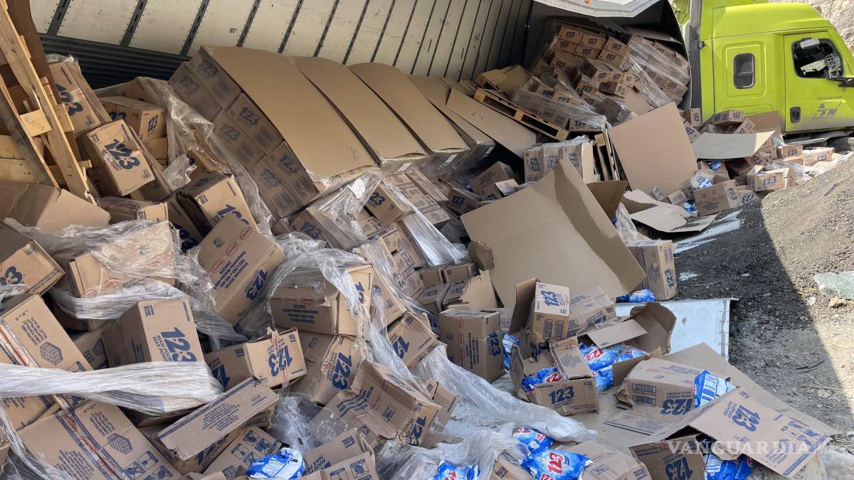 Vuelca camión con detergente en tramo Los Chorros, en Arteaga