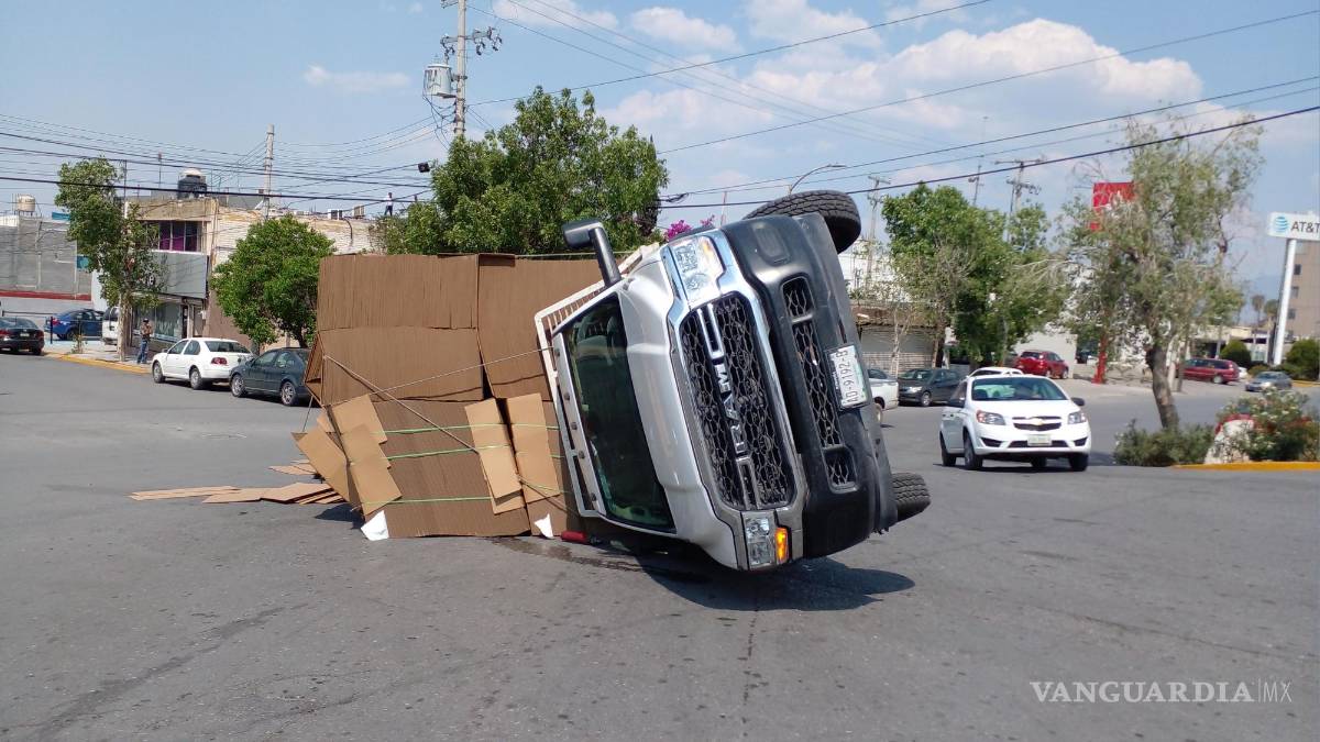 Volcadura en la colonia República de Saltillo obstaculiza la vialidad