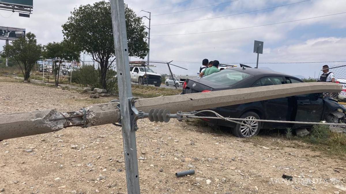 Mujer derriba poste de la CFE y termina dentro del Cobac-Saltillo