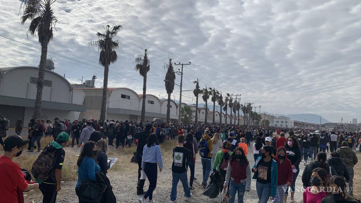 Rezagados de Saltillo exigen ser inmunizados fuera de su turno y usuarios les reclaman que para Spider-Man si hacen fila