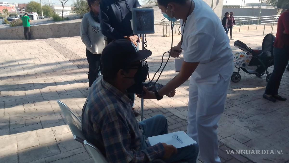 Realizan feria de la salud en ISSSTE de Saltillo; atienden a derechohabientes y público en general