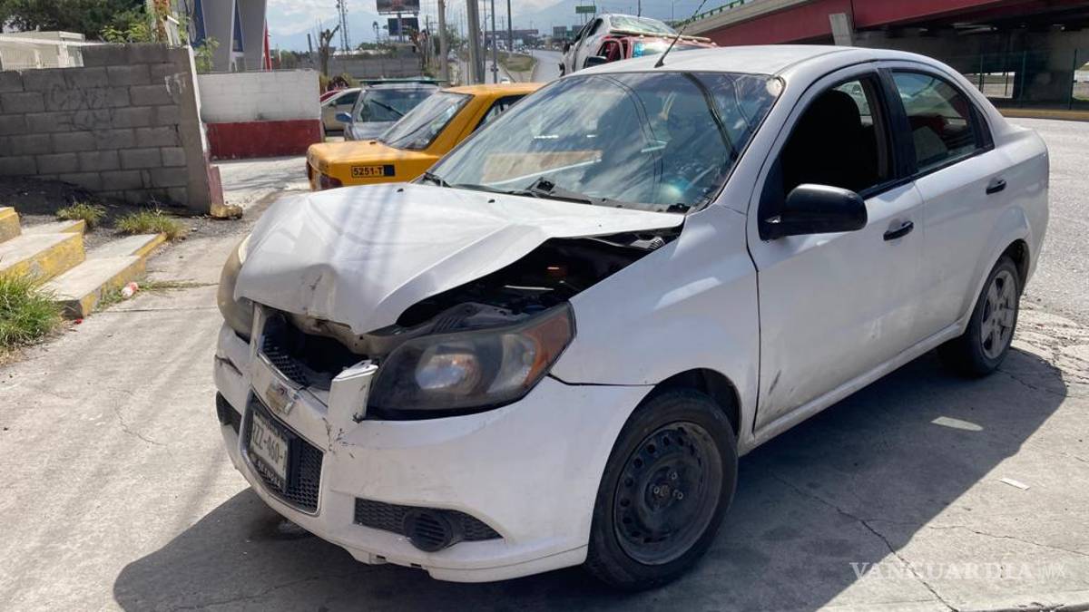 Choca y vuelca en puente del bulevar Fundadores, en Saltillo