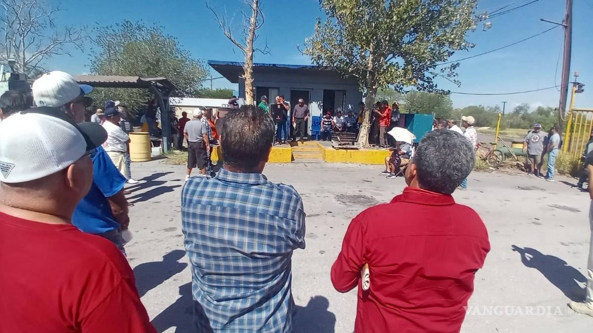 Exobreros de AHMSA frenan retiro de maquinaria en Monclova: ‘No sale nada hasta que nos paguen’