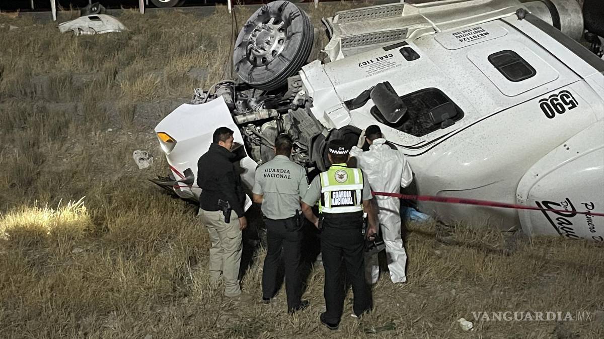 Muere trailero al volcarse sobre la Carretera Federal 57
